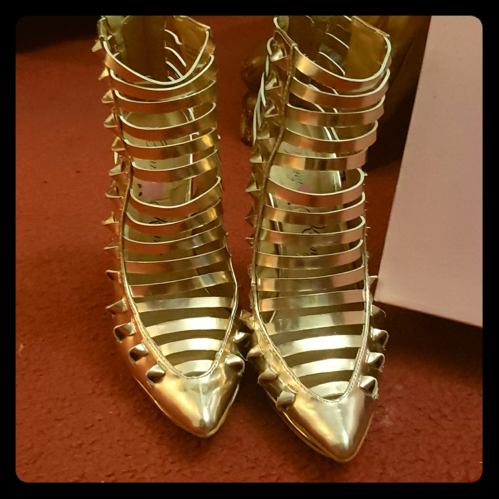 Stunning Penny loves Kenny Rosegold Caged Booties